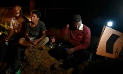 Des survivants à la coulée de boue le 5 novembre 2015 à Bento Rodrigues au Brésil