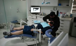 Un dentiste pose des implants dentaires sur un patient américain au cabinet Rubio Dental Group, à Los Algodones, le 11 avril 2023 au Mexique