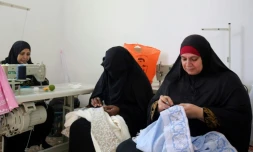 Des réfugiées palestiniennes brodent au sein d'un atelier dans le camp de Jerash en Jordanie, le 5 novembre 2017