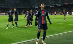 Le milieu offensif du Paris Saint-Germain Désiré Doué célèbre le troisième but de son équipe lors du match de Ligue des champions contre le RB Salzbourg le 10 décembre 2024 en Autriche