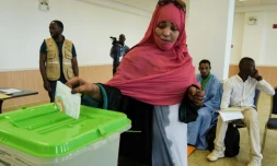 Une femme vote pour la présidentielle en Mauritanie, le 22 juin 2019 à Nouakchott.
