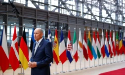 Le Premier ministre slovÚne Janez Jansa dans l'enceinte du Conseil européen, au second jour du sommet des Vingt-Sept à Bruxelles, le 25 mai 2021