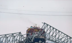 Le pont Francis Scott Key effondré et le porte-conteneurs Dali qui l'a percuté, à Baltimore, aux Etats-Unis, le 27 mars 2024