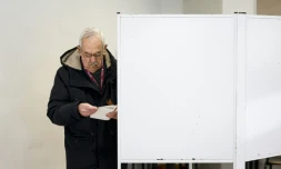 Un électeur vote à Lisbonne lors du premier tour de la présidentielle au Portugal, le 18 janvier 2026