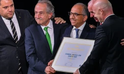 Le président de la Fifa, Gianni Intantino (d) pose avec la délégation Canada-Mexico-USA pour l'organisation du Mondial-2026, à Moscou, le 13 juin 2018