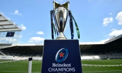 Le trophée de la Coupe d'Europe de rugby est exposé avant la finale entre les Irlandais de Leinster et les Anglais des Saracens, le 10 mai 2019 à Newcastle