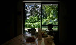 Un enfant cuisine, au foyer "La Maison", à Charbonnières-les-Bains (Rhône), le 25 mai 2022