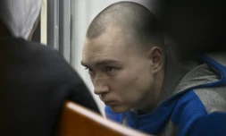 Le soldat russe Vadim Chichimarine, accusé d'avoir abattu un civil ukrainien, lors de son procès au tribunal de Kiev, le 18 may 2022 en Ukraine