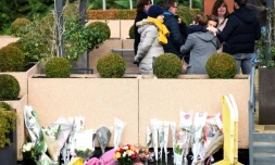 Des fans viennent rendre hommage à la chanteuse France Gall au funérarium de Nanterre, près de Paris, le 10 janvier 2018