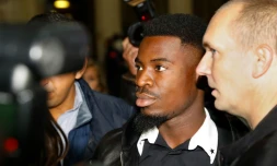Le défenseur ivoirien du PSG Serge Aurier (c), le 26 septembre 2016 au Palais de justice de Paris