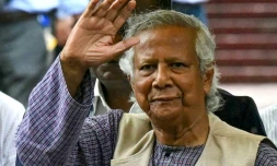 Le prix Nobel de la paix Muhammad Yunus salue l'assistance aprÚs avoir rendu hommage le 9 août 2024 à Dacca aux héros de l'indépendance bangladaise