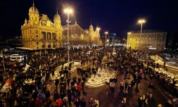 Plusieurs milliers de manifestants se sont rassemblés à Budapet à l'appel de syndicats et de partis politiques pour protester contre la modification de la loi du travail, le 16 décembre 2018