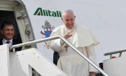 Le pape François adresse un salut au moment de quitter Rome à destination des Emirats arabes unis, le 3 février 2019