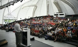 Le directeur du Dakar Etienne Lavigne s'adresse aux concurrents avant le prologue du Rallye-raid à Rosario, le 2 janvier 2015