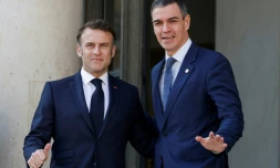 Le président français Emmanuel Macron accueille le Premier ministre espagnol Pedro Sanchez à son arrivée au palais de l'Elysée, à Paris, le 27 mars 2025
