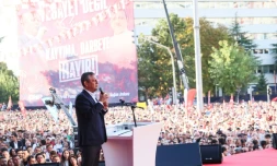 Özgür Özel, le leader du CHP, principal parti d'opposition en Turquie, prononce un discours devant la foule rassemblée à Ankara, le 14 septembre 2025 