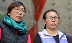 Furdiki Sherpa (à droite) et Nima Doma Sherpa, deux veuves népalaises de l'ethnie Sherpa qui comptent gravir l'Everest, comme leurs maris décédés, posent pour l'AFP à Katmandou le 12 février 2019