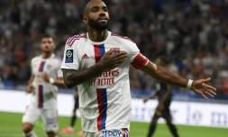 Alexandre Lacazette communie avec les surpporters après avoir inscrit le 2e but de l'Olympique Lyonnais contre l'AC Ajaccio à Décines, le 5 août 2022 
