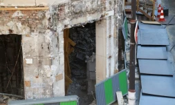 Vue le 8 juillet 2019 de la boulangerie soufflée six mois plus tÎt, le 12 janvier, par une explosion rue de Trévise à Paris