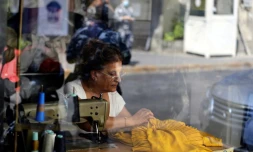 Claudette, une Libanaise de 60 ans, dans son atelier de couture à Beyrouth, le 3 septembre 2020