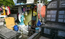 La cabane de Laileah Cuetara installée dans le cimetiÚre Nord de Manille, le 21 octobre 2025