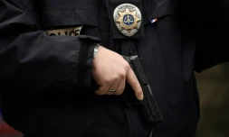 Un homme a tué lundi soir de plusieurs coups de couteau un policier à Magnanville près de Paris, avant de se retrancher avec la femme et le fils de la victime à leur domicile