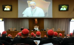 Photo diffusée par les médias du Vatican, le 10 mai 2025, du pape Léon XIV lors d'une rencontre avec des cardinaux au Vatican