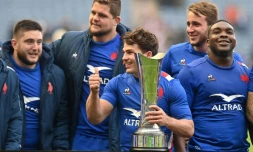 Antoine Dupont, capitaine et demi de mĂȘlĂ©e du XV de France, tient en main le trophĂ©e de l'Auld Alliance au milieu de partenaires aprĂšs la victoire 36-17 face Ă l'Ecosse le samedi 26 fĂ©vrier 2022 Ă Edimbourg.