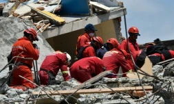 Des sauveteurs cherchent des survivants lors d'un précédent séisme au Pérou, le 18 avril 2016, à Manta dans la province de Manabi