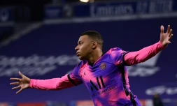 L'attaquant du Paris-SG, Kylian Mbappé, fête son second but lors du match de Ligue 1 contre Lyon, à Décines-Charpieu, le 21 mars 2021