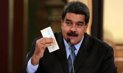 Le président vénézuelien Nicolas Maduro présente un des nouveaux billets du pays qui seront en circulation dès le 20 août, à Caracas, le 17 août 2018 (transmis par la présidence vénézuelienne)