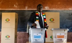L'actuel dirigeant Emmerson Mnangagwa vote dans une école de Kwekwe au Zimbabwe, le 30 juillet 2018
