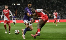 Rafik Messali et Christian Mawissa lors du match nul (1-1) entre Toulouse et l'AS Monaco en Ligue 1 à Toulouse le 7 mars 2025