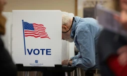 Un électeur à un bureau de vote de Madison, dans le Wisconsin (nord des Etats-Unis), le 1er avril 2025
