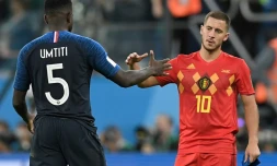 Le milieu de terrain belge Eden Hazard (d) serre la main du défenseur français Samuel Umtiti à la fin de la demi-finale du Mondial entre les deux pays, le 10 juillet 2018 à Saint-Pétersbourg      