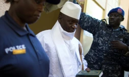 Le président gambien sortant Yahya Jammeh (C) à la sortie du bureau de vote le 1er décembre 2016 à Banjul