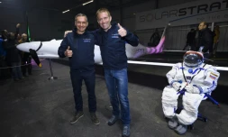 L'aventurier suisse Raphael Domjan (d) et le pilote suisse Thierry Plojoux, devant une combinaison de vol et le SolarStratos à Payerne le 7 décembre 2016