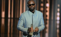 Le chanteur congolais Gims reçoit le prix du meilleur artiste masculin lors de la 40e édition des Victoires de la musique, à la Seine Musicale de Boulogne-Billancourt, le 14 février 2025