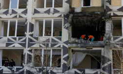 Des personnes dégagent des débris après l'attaque par des drones d'une clinique privée à Kiev, le 5 janvier 2026, en Ukraine