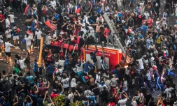 Un camion de pompiers pris d'assaut par des supporters en liesse après le succès de la France en finale du Mondial, le 15 juillet 2018 sur les Champs-Elysées 