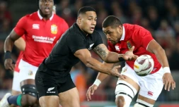 Le centre des All Blacks Ngani Laumape passe le ballon lors du test-match face aux Lions à l'Eden Park d'Auckland, le 8 juillet 2017