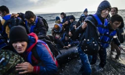 Des jeunes migrants arrivent par bateau sur l'Ăźle de Lesbos venant de Turquie le 9 octobre 2015