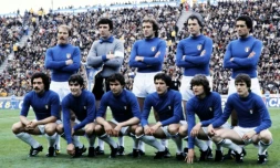 L'équipe d'Italie pose pour une photo le 2 juin 1978 à Mar del Plata (Argentine). Paolo Rossi est le quatriÚme en partant de la gauche, au premier rang