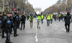 Des "gilets jaunes" manifestent sur les Champs-Elysées, le 15 décembre 2018 à Paris
