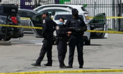 Des policiers devant un centre de tri postal FedEx, théùtre d'une fusillade, à Indianapolis, à 16 avril 2021