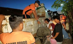 Photo diffusée par les garde-cÎtes philippins montrant des garde-cÎtes évacuant des habitants, en prévision de l'arrivée du typhon Man-yi, à Virac, dans la province de Catanduanes (est des Philippines), le 15 novembre 2024