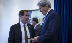 Le porte-parole de la diplomatie américaine, John Kirby, (g) et le secrétaire d'Etat John Kerry (d) à l'aéroport d'Amman en Jordanie, le 24 octobre 2015