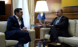 Le premier ministre grec Alexis Tsipras et le commissaire européen aux Affaires économiques Pierre Moscovici, le 8 février 2018 à Athènes