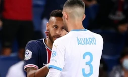 L'attaquant brésilien du Paris-SG, Neymar, défie le défenseur espagnol de Marseille, Alvaro Gonzalez, lors du match de Ligue 1 au Parc de Princes, le 13 septembre 2020