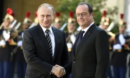 Poignée de mains entre le président russe Vladimir Poutine et François Hollande le 2 octobre 2015 à l'Elysée à Paris 